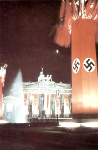 Brandenburger Tor lyser opp en gang før krigsutbruddet.